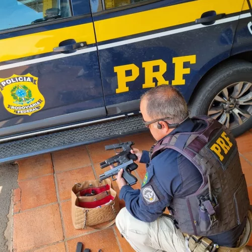 Pistolas que a passageira carregava em uma bolsa. Foto: Divulgação/PRF