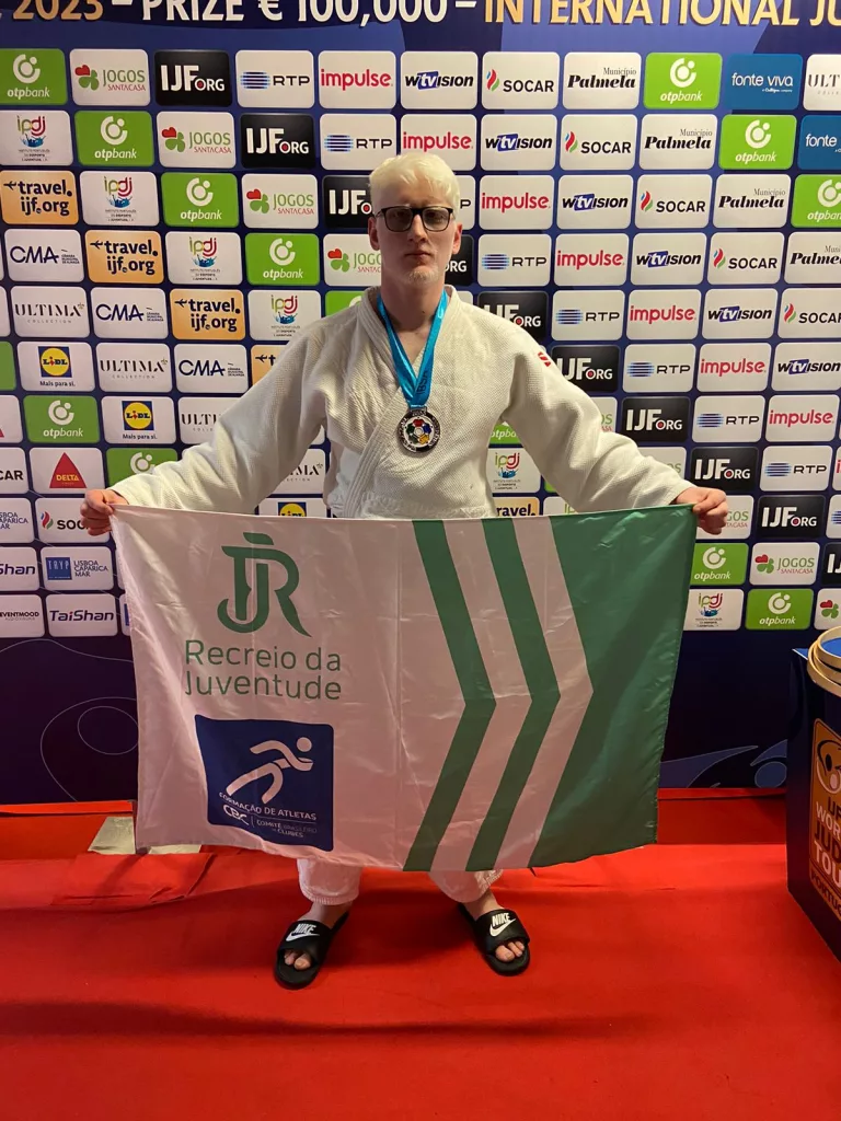 Judoca Marcelo Casanova comemora com a bandeira do Recreio da Juventude a medalha de prata em Grand Prix em Portugal