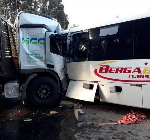Caminhão e ônibus com a dianteira avariada em função da colisão