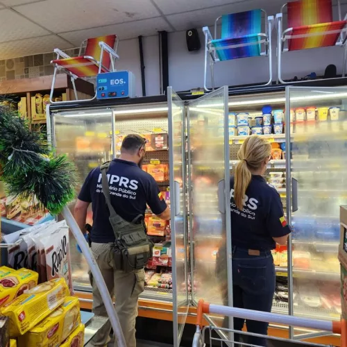 Força-tarefa do MP-RS fiscaliza setor de alimentos refrigerados de um supermercado no Litoral Norte