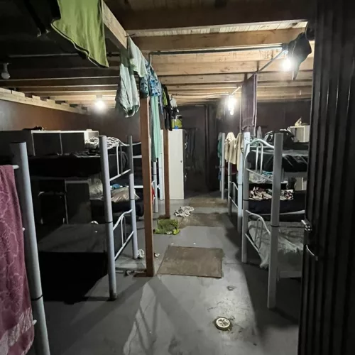 Um dos alojamentos onde os trabalhadores estavam sendo mantidos em Bento Gonçalves. Crédito: PRF / Divulgação