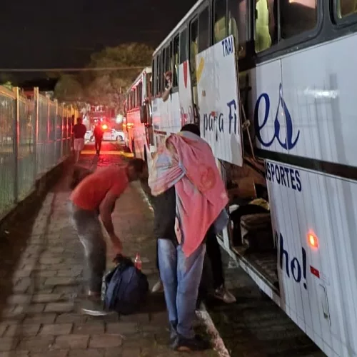 Quatro ônibus fretados partiram na noite de sexta-feira levando os resgatados de volta à Bahia. Crédito: MPT-RS / Divulgação