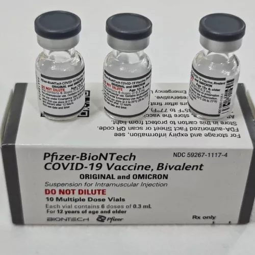 Caixa e três ampolas de vacinas bivalentes contra Covid-19.