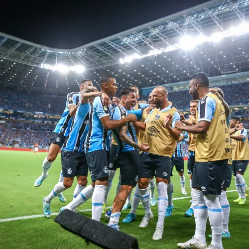 Jogadores do Grêmio comemoram gol na Arena no Gre-Nal
