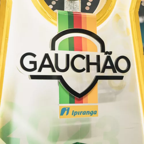 Painel com a marca do Gauchão 2023. Abaixo, logo da patrocinadora, a petrolífera Ipiranga.