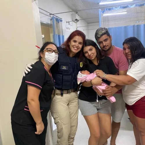 A policial federal Jeanine com a bebê e a família. Foto: Divulgação/PRF