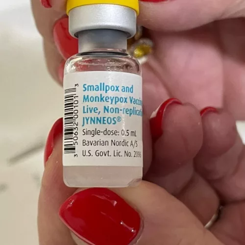 Lote do imunizante contém 1.388 doses, que serão aplicadas em duas etapas, com intervalo de 30 dias. Foto: Marcelo Bernardes/SES
