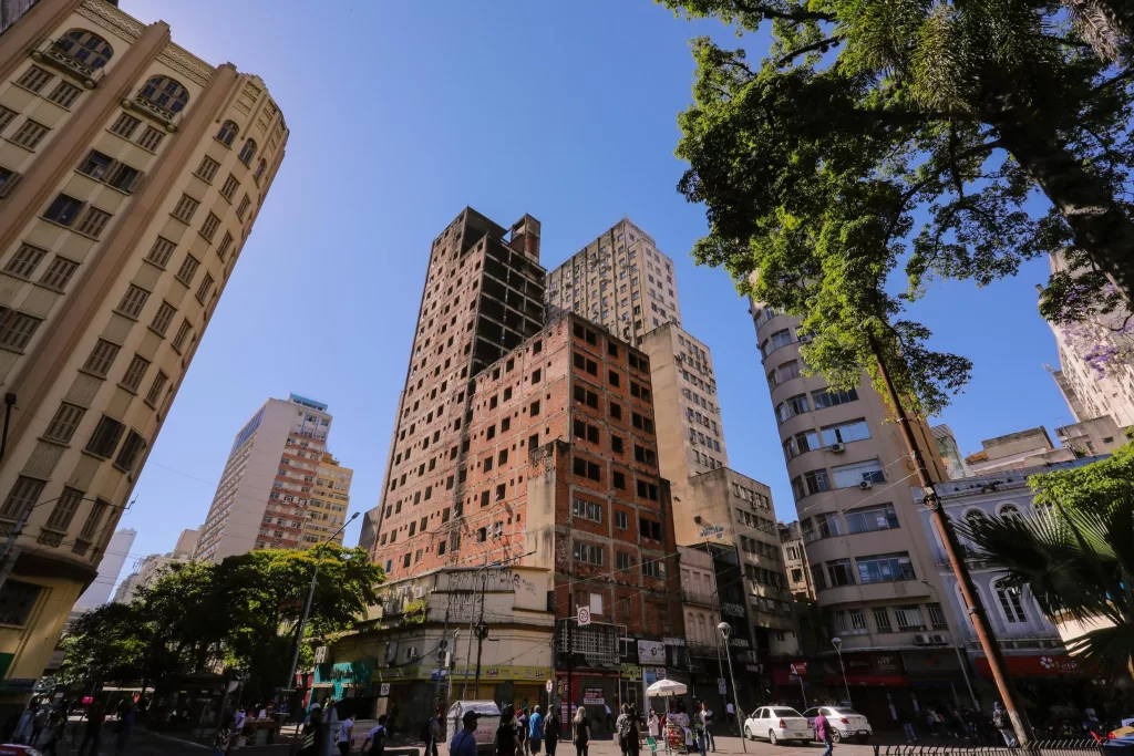 Imagem do prédio conhecido como "Esqueletão", no Centro de Porto Alegre. Edifício tem lajes e estruturas aparentes e nunca foi finalizado. Crédito: Cesar Lopes / PMPA