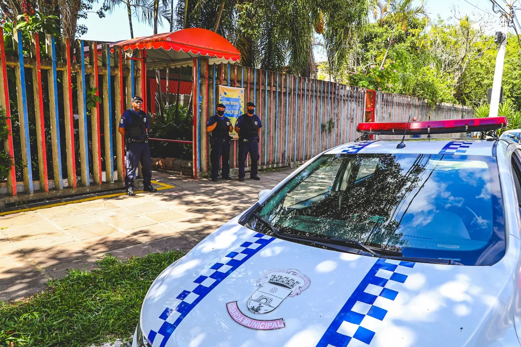 Agentes da Guarda Municipal de Porto Alegre fazem ronda em frente à escola.