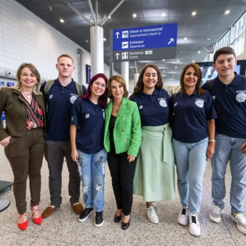 A secretária Raquel Teixeira foi ao aeroporto se despedir dos alunos antes da partida para os Estados Unidos. Foto: Gustavo Mansur/Secom