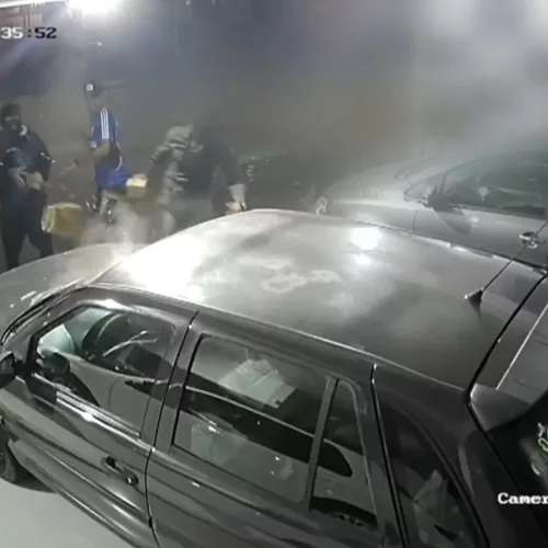 Imagem de câmera de videomonitoramento mostra quando criminosos atacam revenda de veículos em Estância Velha. Crédito: reprodução / RBS TV