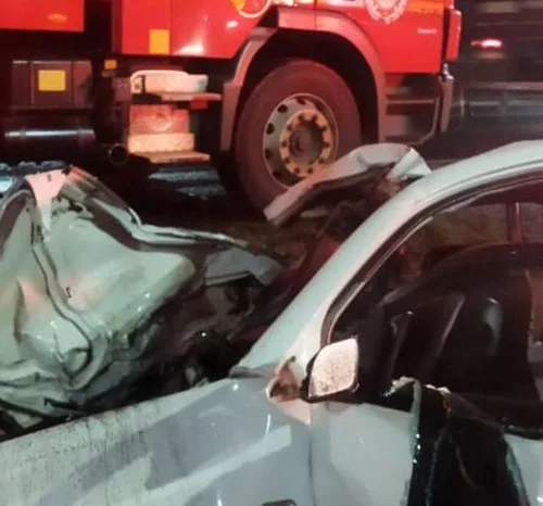 Volkswagen Polo ficou destruído após a colisão. Motorista morreu no local - Foto: Corpo de Bombeiros/Divulgação
