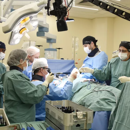 Equipe médica durante a cirurgia. Foto: Carlos Saldanha/Santa Casa