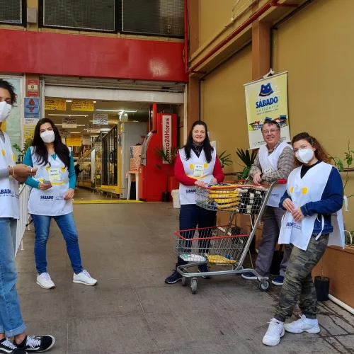 Voluntários, devidamente uniformizados com o jaleco do Banco de Alimentos, arrecadarão doações em mais de 100 supermercados participantes. Foto: Divulgação