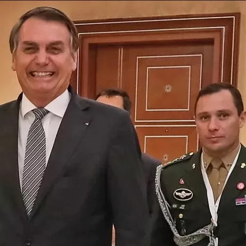 Foto mostra ex-presidente Jair Bolsonaro e o ex-ajudante de ordens Mauro Cid. Crédito: SECOM / Palácio do Planalto.