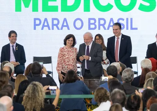 Presidente Luiz Inácio Lula da Silva junto da Ministra da Saúde, Nísia Trindade, em evento de anúncio de retomada do Mais Médicos - Foto: Walterson Rosa/Ministério da Saúde 