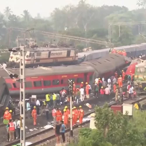 Colisão entre trens na Índia. Crédito: reprodução / Sky News
