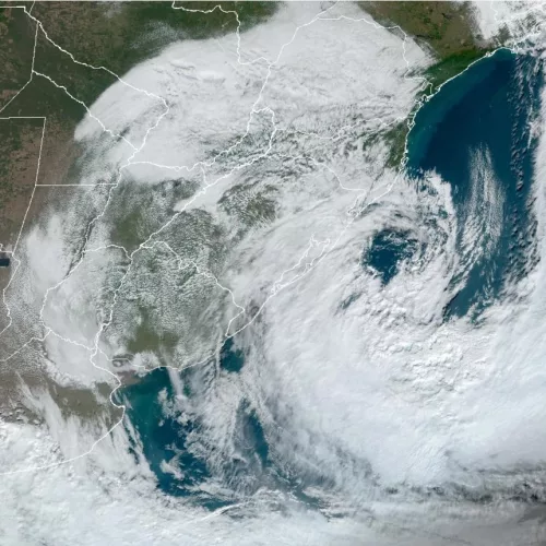 Imagem do satélite GOES-16 mostra nuvens associadas ao ciclone extratropical às 14h40 da tarde desta sexta-feira (17h40Z). Crédito: NOAA