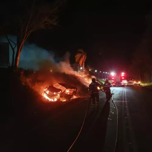 Com a colisão, os dois veículos pegaram fogo. Foto: Divulgação / Corpo de Bombeiros
