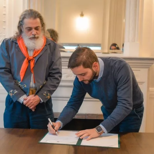Governador em exercício sancionou legislação ao lado do autor da proposta, deputado Luiz Marenco. Foto: Rodrigo Ziebell/GVG