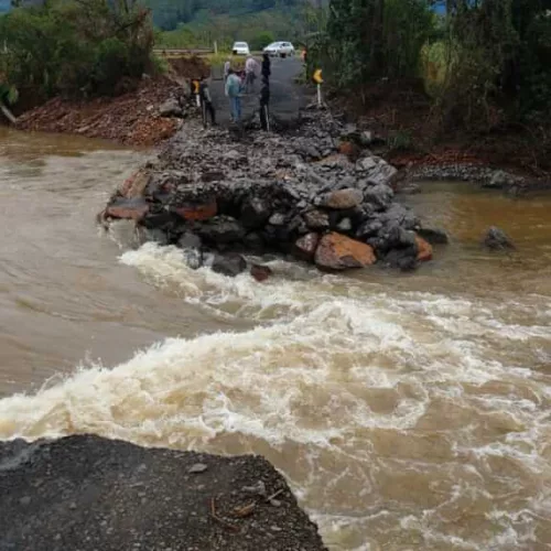 Passagem na rodovia ERS-494, em Três Cachoeiras, foi levada pela água. Crédito: CRBM / Divulgação