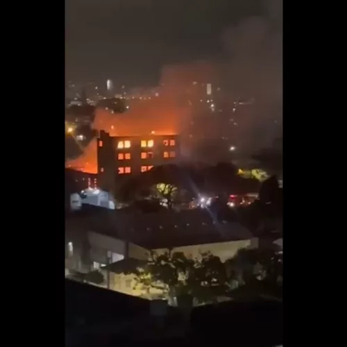 Incêndio atinge prédio no bairro Navegantes. Crédito: reprodução de vídeo / divulgação