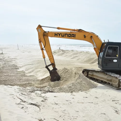 Escavadeira realiza o rebaixamento da areia em Imbé.  Foto: Ivan de Andrade/Prefeitura de Imbé