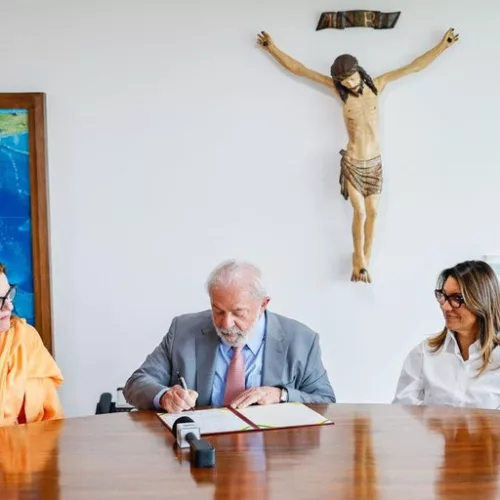 Presidente Lula com a ministra das Mulheres em exercício, Maria Helena Guarezi, e a primeira-dama, Janja Lula da Silva, durante a assinatura da lei - Foto: Ricardo Stuckert/PR
