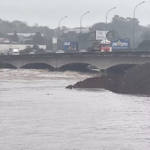 Cheia do rio Taquari, na ponte do quilômetro 354 da BR-386, em Estrela. Crédito: PRF / Divulgação