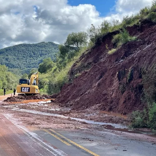 Limpeza da ERS-110, entre Jaquirana e Bom Jesus, está sendo realizada para desbloquear a via. Crédito: DAER/ Divulgação 