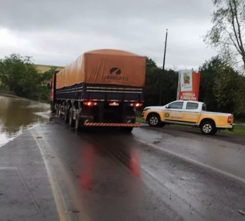 Na localidade de São Luiz da Mortandade, situada na ERS-324, há água na pista interrompendo o fluxo de veículos
Autor: Divulgação Daer. Foto: Divulgação/Daer 