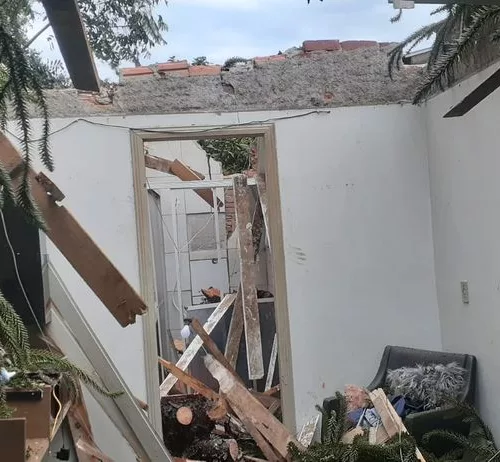 Casa atingida por araucária em São Luiz da 6ª Légua. Foto: Altemir Zanardi/Prefeitura de Caxias do Sul