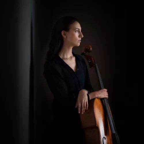 Marina Martins interpretará o solo de Concerto nº 2 para Violoncelo e Orquestra, Op. 126, de Dmitri Shostakovich - Foto: Marco Costa