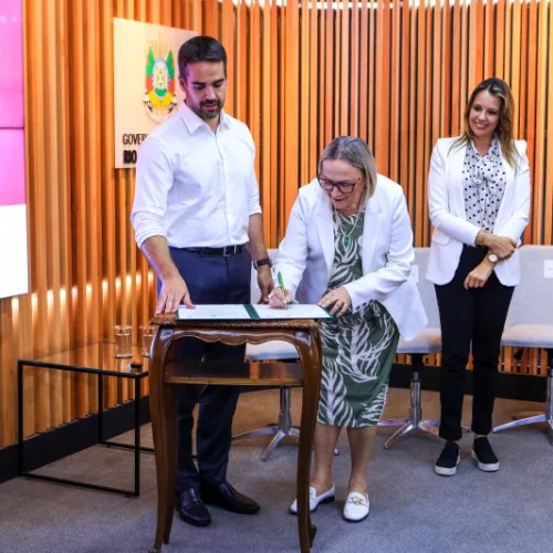 O governador Eduardo Leite e a secretária da Saúde, Arita Bergmann, assinaram a portaria nesta quinta - Foto: Gustavo Mansur/Secom