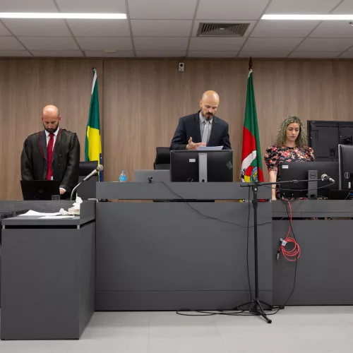 Juiz Marcos Martins, que presidiu a sessão do júri, lê a sentença condenatória dos cinco réus
Créditos: Juliano Verardi/DICOM-TJRS