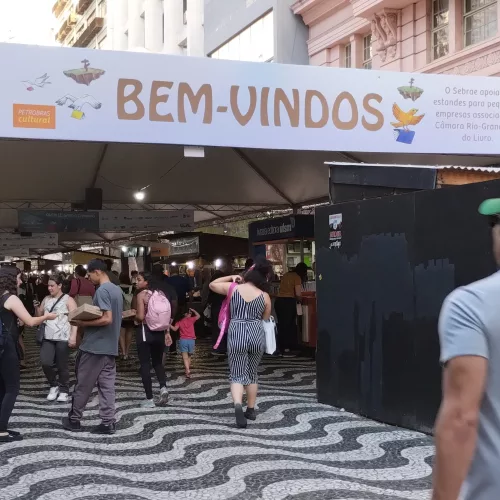 Pessoas conferem bancas da Feira do Livro de Porto Alegre. Evento vai até quarta-feira