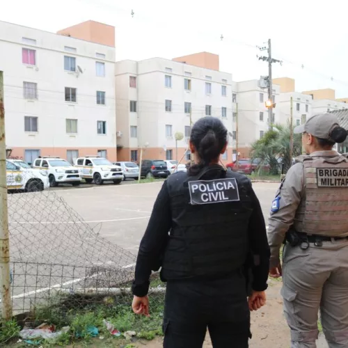 Agentes da Polícia Civil e da Brigada Militar cumprem mandados na Operação Caput em Porto Alegre