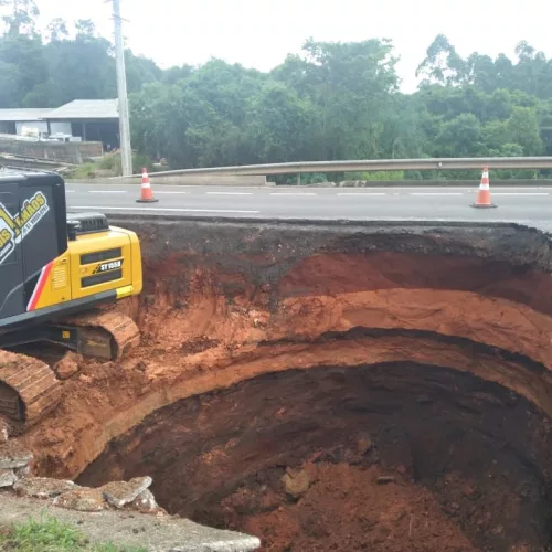  Uma cratera se abriu na rodovia. Foto: Divulgação/PRF 