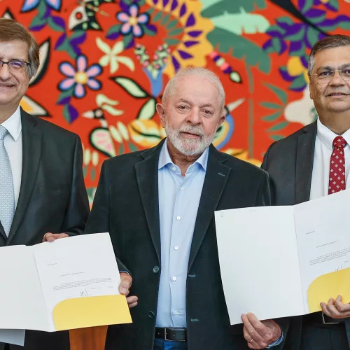 Gonet, Lula e Dino em foto posada durante o anúncio das indicações para PGR e STF. Crédito: Ricardo Stuckert / Presidência da República