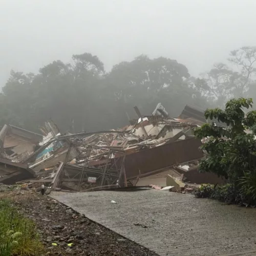 Prédio localizado na Ladeira das Azaleias desabou após movimentação no solo. Crédito: Prefeitura de Gramado / Divulgação