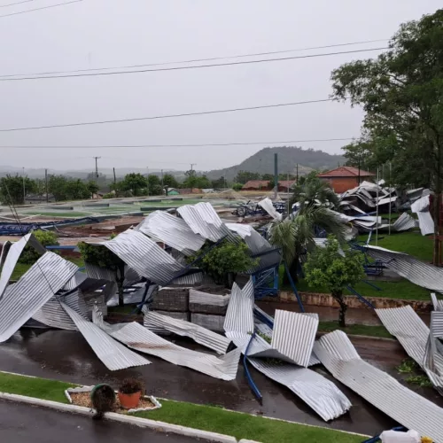 Em Ubiretama, a cobertura de uma quadra esportiva caiu naquela localidade - Imagem: Defesa Civil/Divulgação