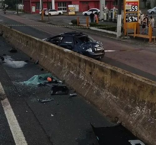 O carro caiu do viaduto. Foto: Divulgação/PRF