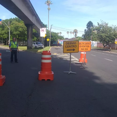 A avenida Loureiro da Silva sentido bairro/Centro x rua General Vasco Alves também está bloqueada, devido ao Réveillon de Porto Alegre na Orla 1, mas terá o retorno liberado - Foto: EPTC/Divulgação