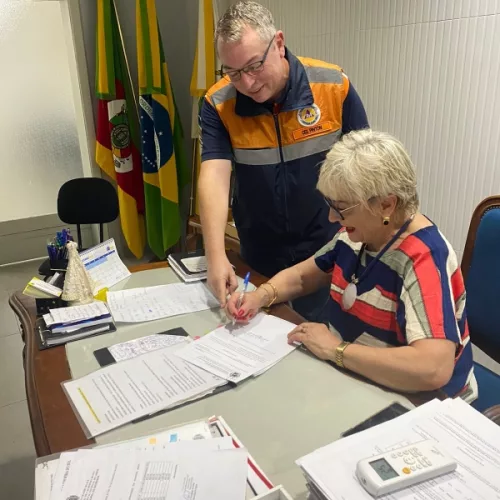 Prefeita Angela Schuh assinou o decreto. Foto: Divulgação/Prefeitura de Cachoeira do Sul