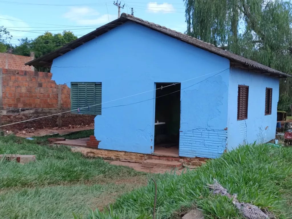 Casa na cor azul danificada por enxurrada em Cachoeira do Sul. Estrutura está sem parte de uma parede no canto esquerdo inferior