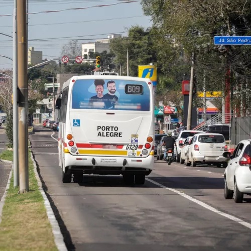 Ônibus da linha B09 na avenida Sertório, em Porto Alegre. Crédito: Pedro Piegas / PMPA