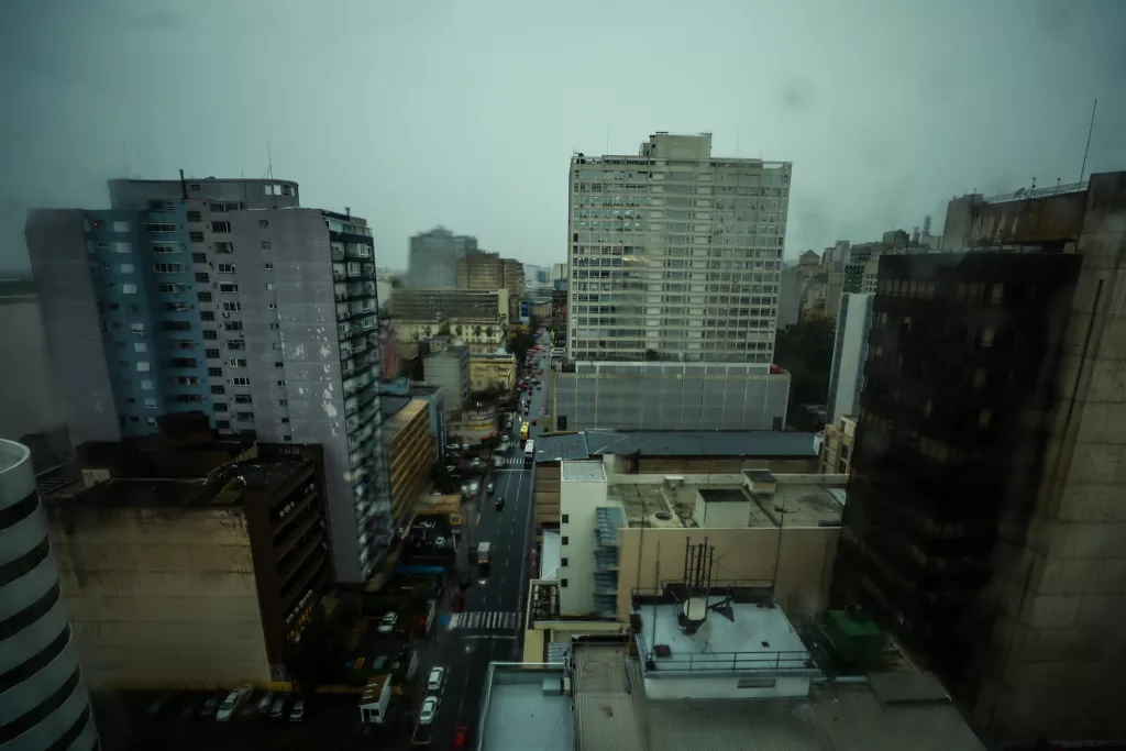 Imagem do Centro Histórico de Porto Alegre, capital do Estado do RS, em dia nublado com chuva.