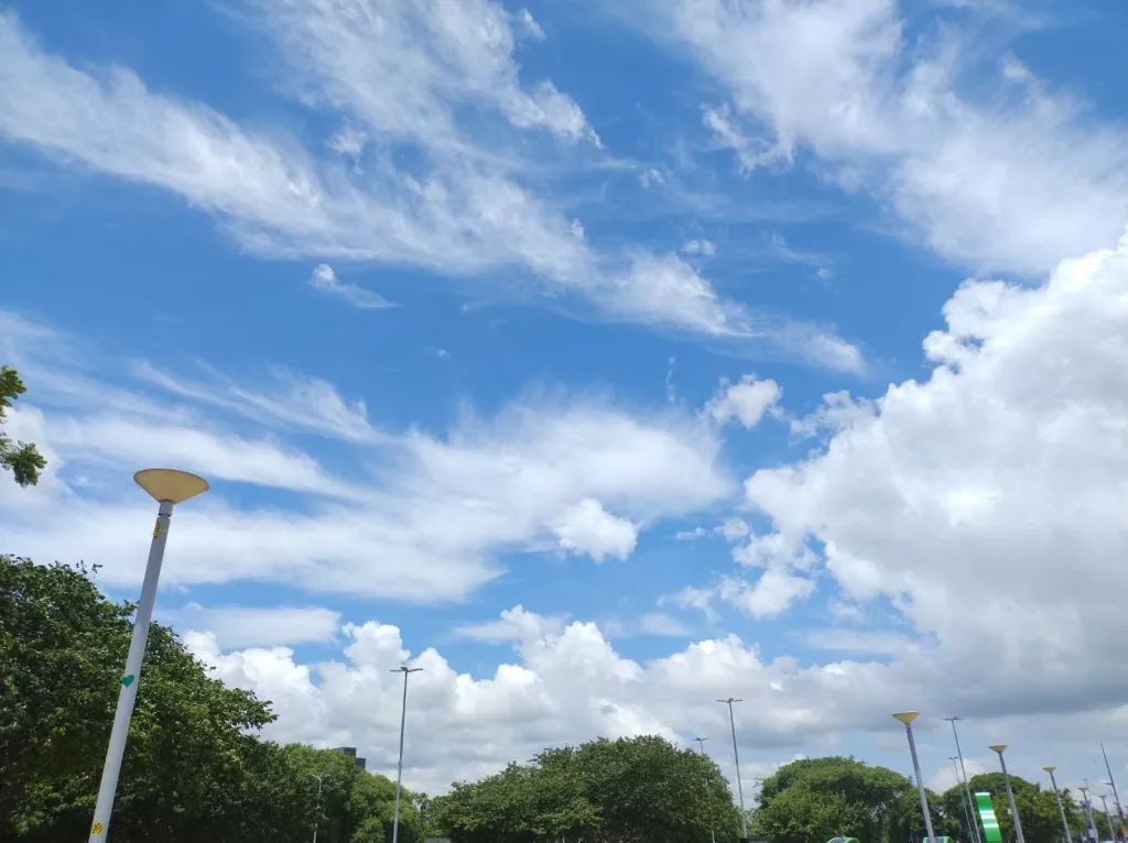 Imagem para previsão. Tempo aberto e de calor em Porto Alegre. Céu azul com poucas nuvens