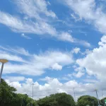 Imagem para previsão. Tempo aberto e de calor em Porto Alegre. Céu azul com poucas nuvens