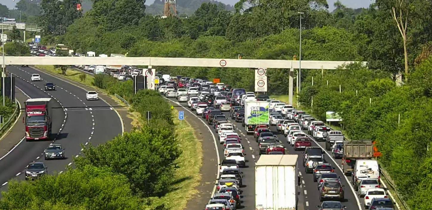 Imagem da rodovia freeway, que possui quatro faixas, lotada de veículos